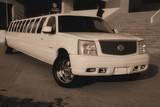 Limuzinu nuoma  2. Cadillac ESCALADE   mehr als 22 Sitze   Außergewöhnliche Ausblicke, ungewöhnliche und nette Innenausstattung: so wird die Aufmerksamkeit und die Begeisterung von den Leuten angesprochen. Das ist eine Limousine, die ihren außergewöhnlichen Stil besitzt und die keinen daran zweifeln lässt.   